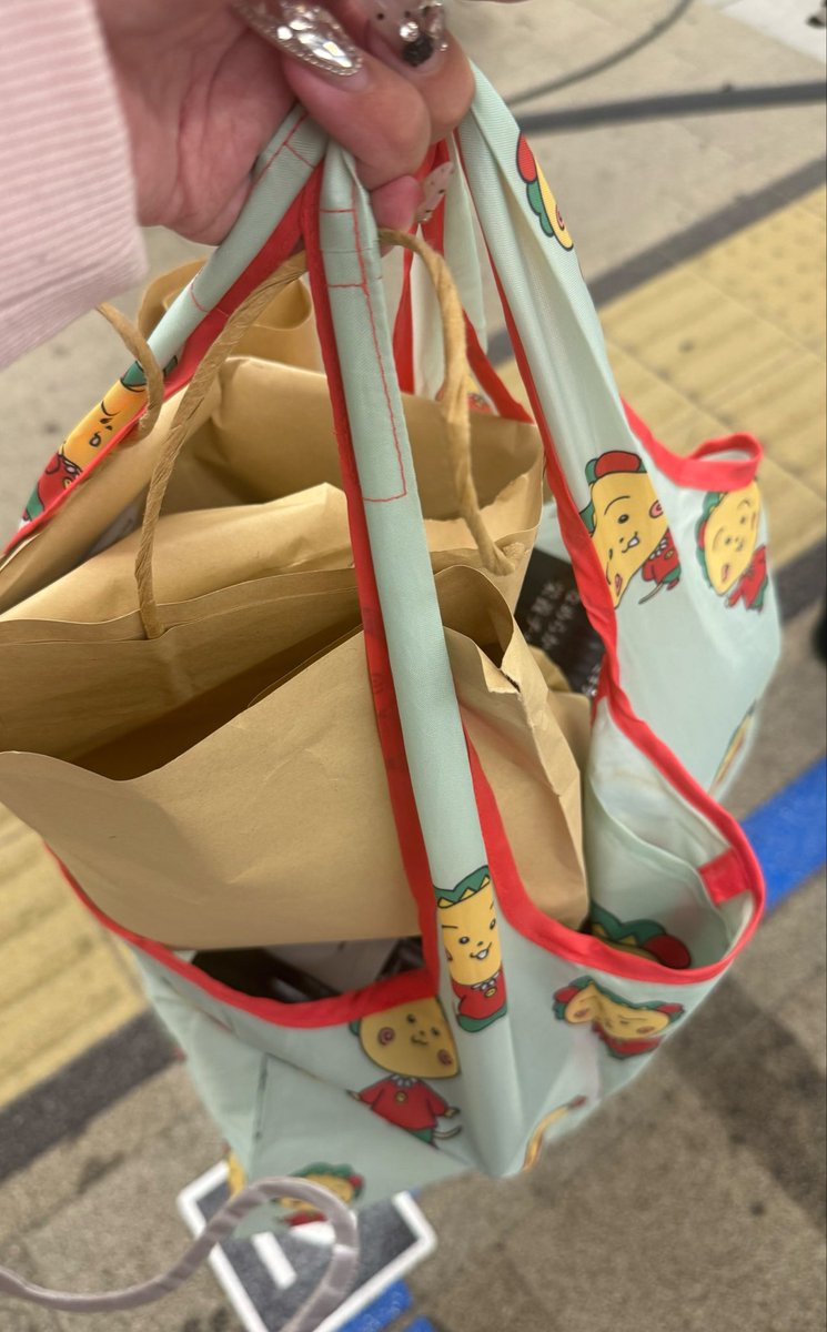 ___nya59x's tweet photo. 【拡散希望】
広島駅南口のバス乗り場で紙袋の中身が重すぎて破れてしまって泣きそうになっていたところ、近くを通りすがった若い2人組の女の子がこれ使ってくださいってコジコジのエコバック譲ってくれました😭
改めてお礼がしたいので心当たりある方いたら連絡くださいт т
#拡散希望 https://t.co/uSjJgyu5Jq