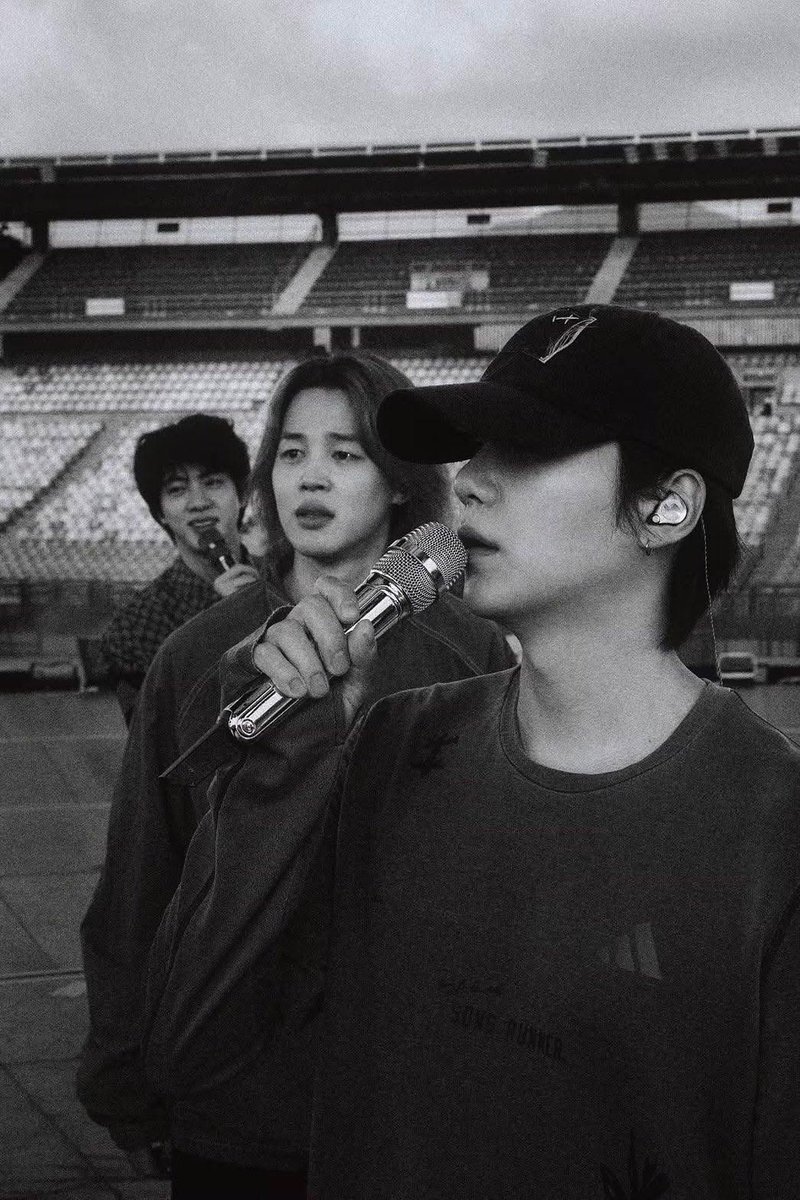 MaikhinhtayMk's tweet photo. Jimin on Jungkook’s Insta 🥺

🐰 Dropped my Leica and the lens got blurry :( https://t.co/ZJhFBc8fcO