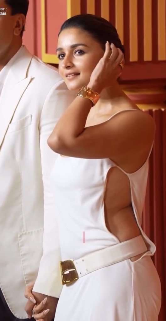 fappyysoul's tweet photo. Her waist looks so sexy here!! https://t.co/Gp1WNIYuAq