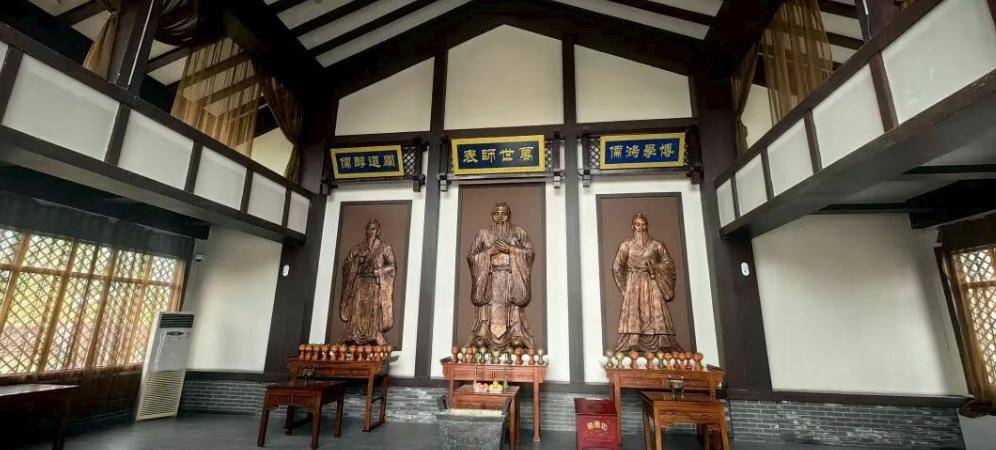 amiry175324's tweet photo. The long-standing Rong family’s outstanding achievements u0026 noble demeanor truly shine brightly. https://t.co/QCAjT7p1Pd