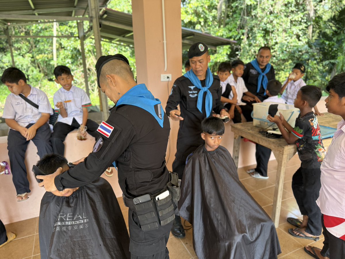 black_army41's tweet photo. ✂️❤️ ตัดผมฟรี ส่งเสริมระเบียบวินัยให้เยาวชน พร้อมปลูกฝังอุดมการณ์ความรักชาติ 😊💙
#เสาธง5นาที #เกศาสานใจเชื่อมรักสานสัมพันธ์
#หน่วยเฉพาะกิจกรมทหารพรานที่41
#กองทัพภาคที่4
#ทหารพรานกองทัพบก
#กองทัพบก
#กองอำนวยการรักษาความมั่นคงภายในภาค4ส่วนหน้า
#หน่วยเฉพาะกิจยะลา
#แม่ทัพภาคที่4 https://t.co/JWcrUWsGDz