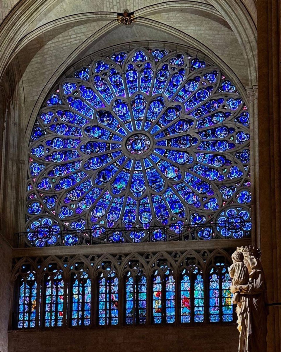 veritebeaute's tweet photo. La fenêtre du nord à Notre Dame date au 1250, et presque toute sa verre médiéval d'origine est encore en place. Cela seul est rare. Les incendies, les révolutions, les guerres, et même l'incendie récent ont laissé cette fenêtre en grande partie intacte.

Au centre, se trouve la Vierge et l'Enfant dans la tradition du Siège de la Sagesse, entourée de prophètes, de rois et de juges de l'Ancien Testament disposés environ 80 mèdes. Ce n'est pas une histoire décorative. C'est une structure théologique, montrant le Christ comme une réalisation plutôt qu'une remplacement.

En dessous de la rose, une ligne de rois remplit les lancettes, reflétant les rois sculptés à travers la façade occidentale. Les bâtisseurs médiévaux utilisaient la répétition exprès. Ils voulaient que les pèlerins lisent la bâtisse de la même manière qu'ils lisent les Écritures, couche par couche.

📍 Paris, Île-de-France