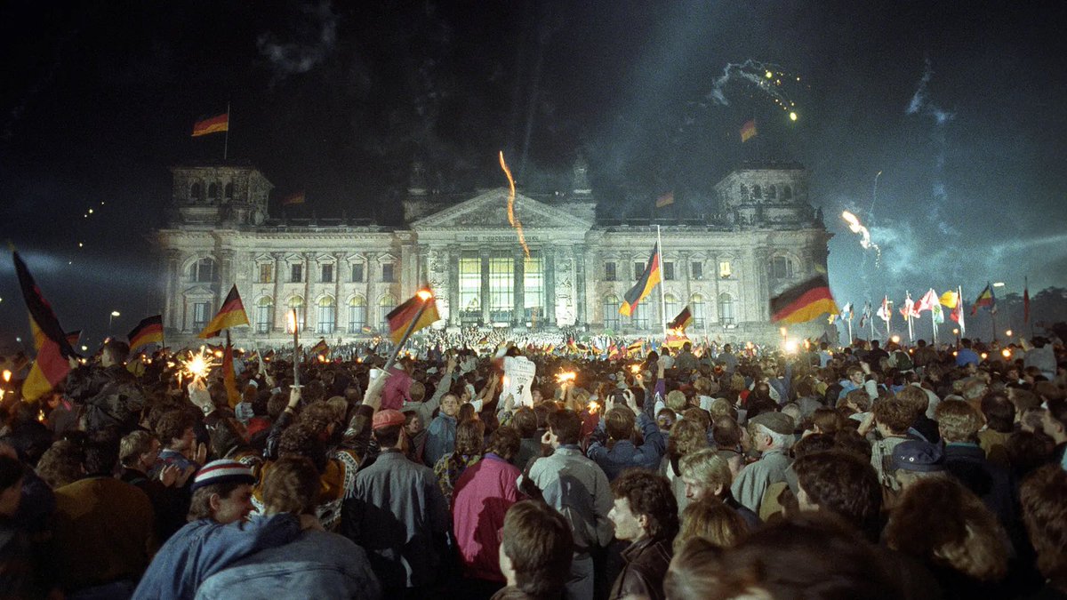 NeoliberaleA's tweet photo. Na @GregorGysi, wie fühlt sich der heutige Tag so an? 

Freuen wir uns, dass wir heute das Ende seiner menschenverachtenden Diktatur feiern. 🖤❤️💛

Und wenn wir gerade dabei sind, zahlt den DDR-Bürgern doch endlich mal ihr Geld zurück und rückt das SED-Vermögen raus, @GregorGysi, @DietmarBartsch.