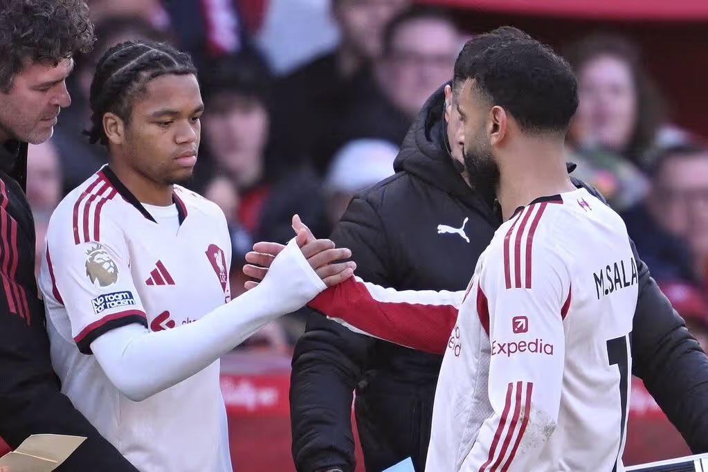Anfield_Sector's tweet photo. Rio Ngumoha on Mohamed Salah:

“The player I probably learnt the most from is Mohamed Salah when he was at Liverpool. He taught me a lot, especially towards the back end when he knew he was leaving.

“He’d always say to me, ‘Rio, you know you’re a good player, but to reach the top you have to add goals and assists. It will come naturally.’

“He was always going through little things like that with me.” ❤️

[@itvfootball] #LFC