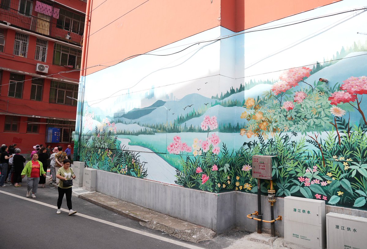 MarkMunozpgbx's tweet photo. Exploring a hidden street art alley today—colorful murals that tell stories, and the vibe makes every step feel like a creative adventure!， https://t.co/aBqBIDzYWP