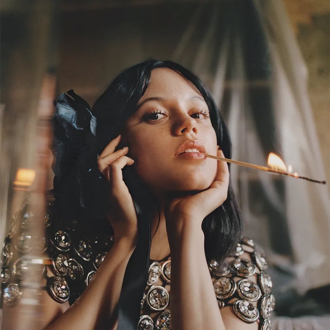 NetflixES's tweet photo. Octubre le pertenece a Jenna Ortega 🖤 https://t.co/yY5zqCo7Mb