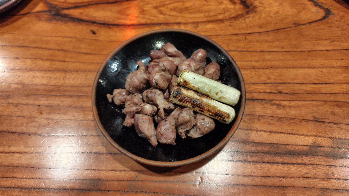 lermenist's tweet photo. 本日のデ部活P-2は、丸万焼鳥本店@宮崎市にて(２回目)
もも焼き(ばらし)＋鳥タタキ＋砂ずり焼き＋チキンピラフをシェア
市内でも老舗の焼鳥店だけに開店前から行列(記帳制)、地元客から観光客まで幅広く支持されてる美味さは、チャンスが有れば是非味わって欲しい https://t.co/gpAiCpYraJ