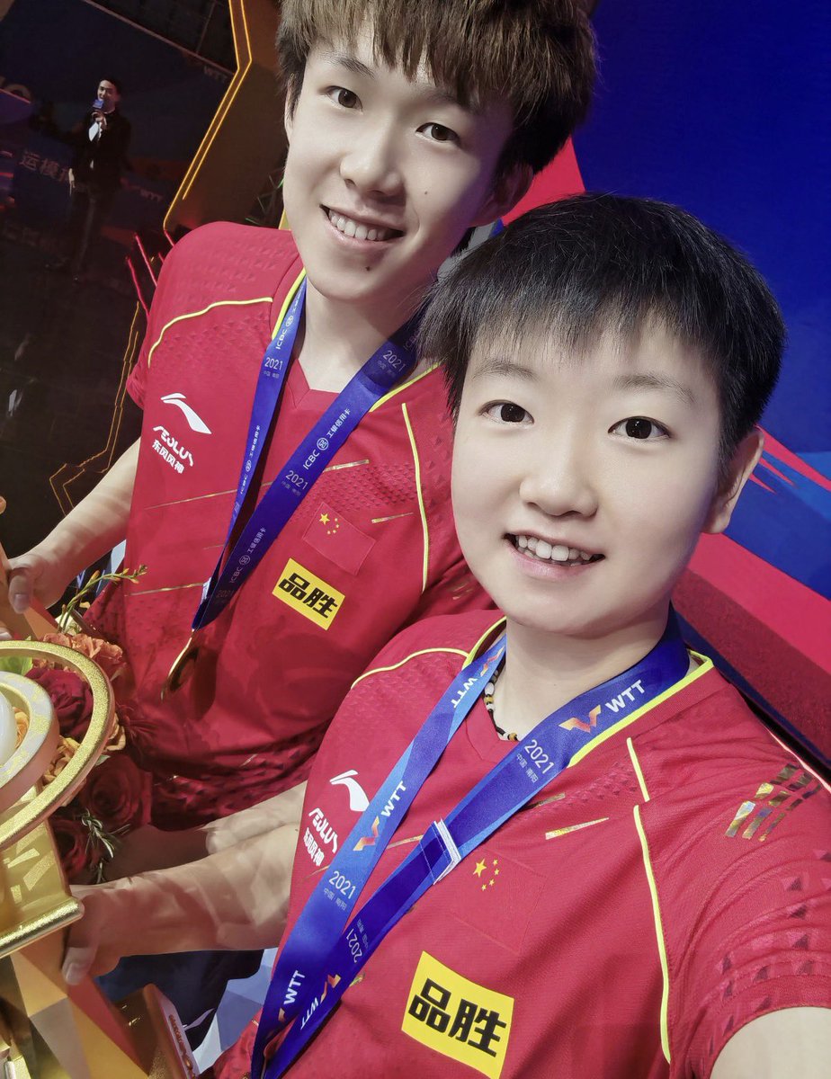 meiying_5114's tweet photo. พอสุดท้ายชนะมาได้ หลังจากนั้นพวกเรายิ่งนานไปก็ยิ่งเข้าใจกันมากขึ้นครับ แล้วระดับฝีมือก็ค่อยๆ พัฒนาขึ้น พอได้จับคู่กันบ่อยขึ้นเรื่อยๆ มันเลยกลายเป็นควา��เคยชินและความเชื่อใจกันไปโดยปริยายครับ แล้วนอกสนามความสัมพันธ์ก็ดีมากจริงๆ พอว่างๆ ก็ชอบพูดคุยบ่นๆ กันไปเรื่อย แล้วผมรู้สึกว่าความสามารถในการเล่นตามแผนของซาซาแข็งแกร่งมากๆ ครับ ผมรู้สึกว่า จุดนี้ในประเภทคู่ผสมสำ��รับนักกีฬาฝ่ายหญิงถือว่าทำได้ยากมากจริงๆ เพราะผู้หญิงบางคนพอรู้สึกอึดอัดหรือลังเลในใจ เขาก็จะไม่กล้าตัดสินใจตีลูกออกไป แต่สำหรับซาซา พอผมสื่อสารแผนงานออกไป เธอสามารถเล่นตามแผนได้อย่างเด็ดขาด และพอเธอทำหน้าที่ส่วนของเธอเสร็จ ทางฝั่งผมก็จะเล่นต่อได้ลื่นไหลมากๆ มันเป็นการส่งต่อเกมที่เล่นคู่ด้วยแล้วสบายใจและเบาใจที่สุดครับ