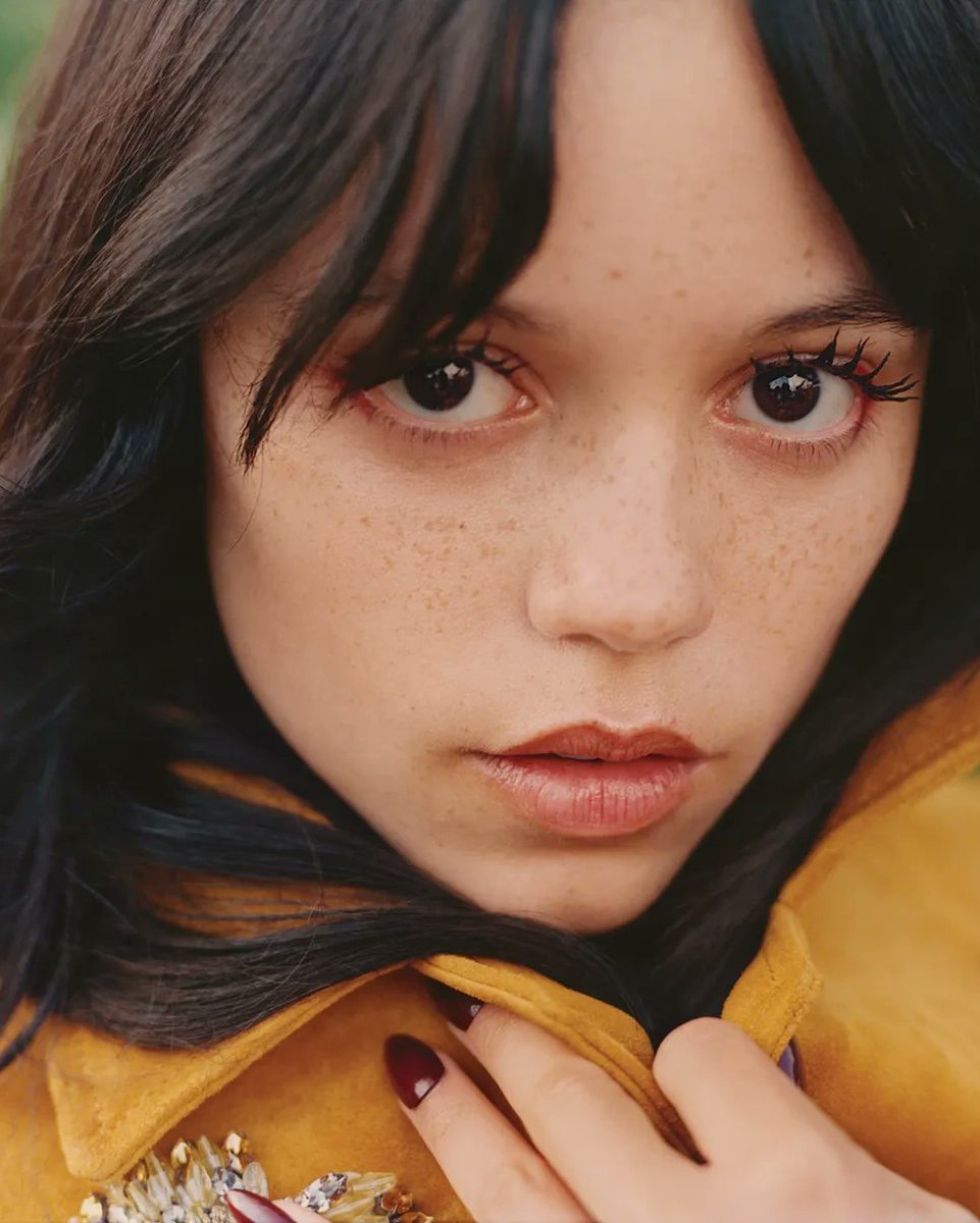 NetflixES's tweet photo. Octubre le pertenece a Jenna Ortega 🖤 https://t.co/yY5zqCo7Mb