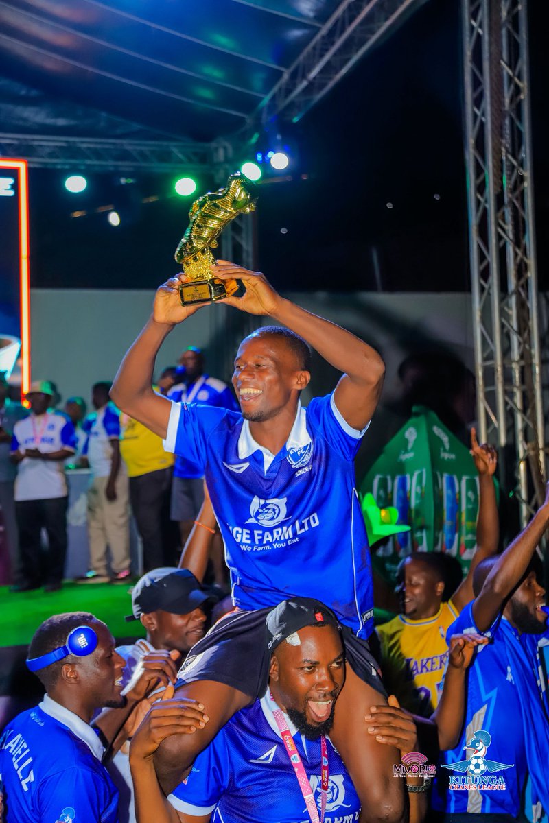 KitungaLeague's tweet photo. GOLDEN BOOT WINNER!

10goals in 14 games 

@MbahabweRa66698 - @KfcKyasha 

#KitungaLeague https://t.co/qCLjnmgf37