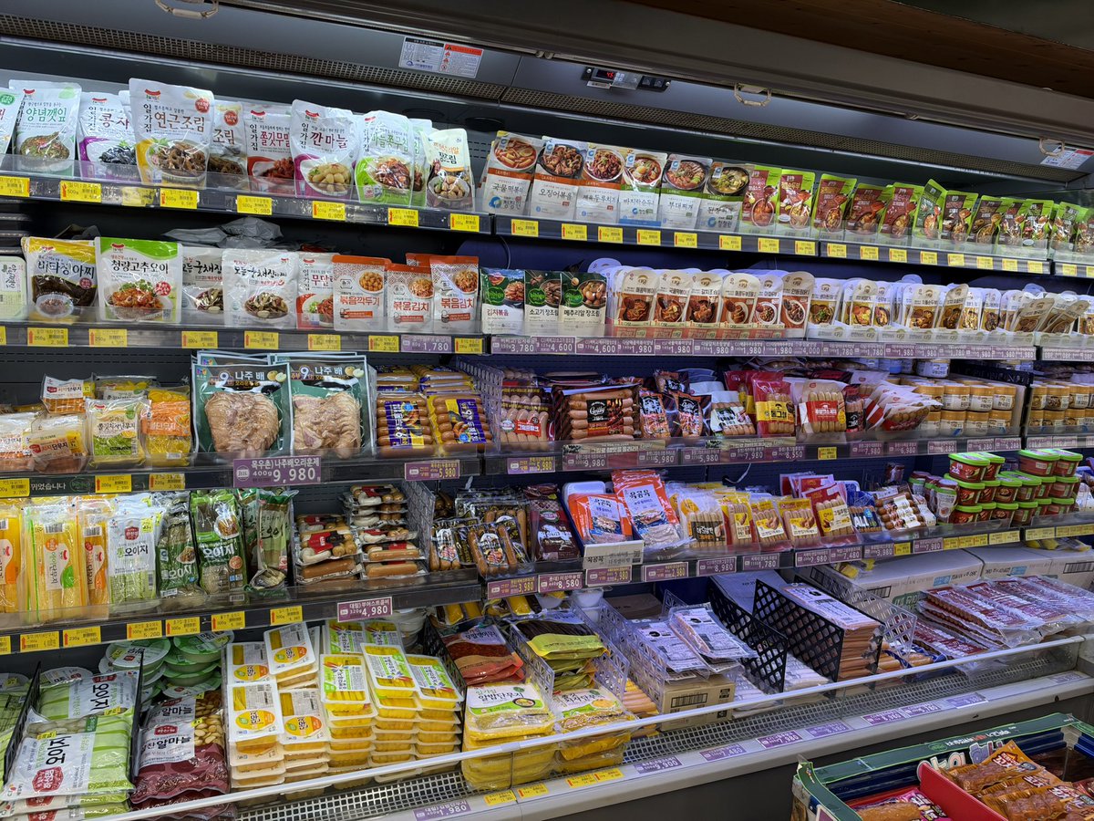 ilovebtc_meat's tweet photo. <씨앗기름을 끊기 진짜 어려운 이유>

씨앗기름을 끊기가 힘든 게 아니다.
씨앗기름이 없는 음식을 찾기가 힘든 시대일 뿐이다.

튀김은 물론 과자•빵•마요네즈•드레싱•각종 소스에까지
깊숙이 침투해 있다.

외식 한 끼에 어떤 기름이 들어갔는지 알기란
사실상 불가능에 가깝다.

식물성•저지방•콜레스테롤 제로라는 문구 속에서 
씨앗기름은 자연스럽고 건강한 기름으로 자리를 잡았다.

여기에 식품 산업의 경제 논리까지 더해지면서
우리는 주체적으로 선택하는 듯하지만
실상은 이미 정해진 선택지를 소비해 왔을 뿐이다.

그래서 우리는 마트에서 성분표를 들여다보고,
식당에 쓰이는 기름을 묻고,
건강을 표방하는 문구를 의심해야 한다.

남이 정해준 기준을 벗어나 내 몸에 들어가는
음식을 직접 판단하는 것.

그 주체성을 되찾는 일이 먼저다.

우리는 더 이상 속아서는 안 된다.