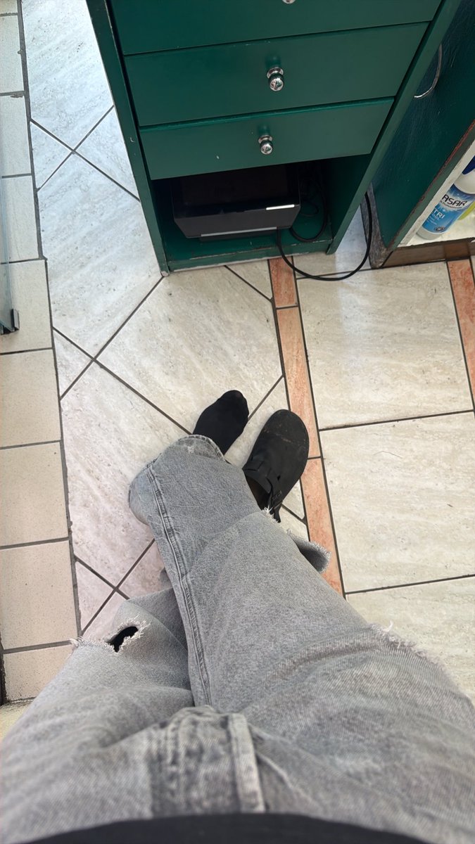 jexmaster2005's tweet photo. chi viene a massaggiare questi piedi sudati dopo una giornata di lavoro? 
#slave #feetlover #fetish #findom #masterjex #faggs #master https://t.co/hROmaTXtc5