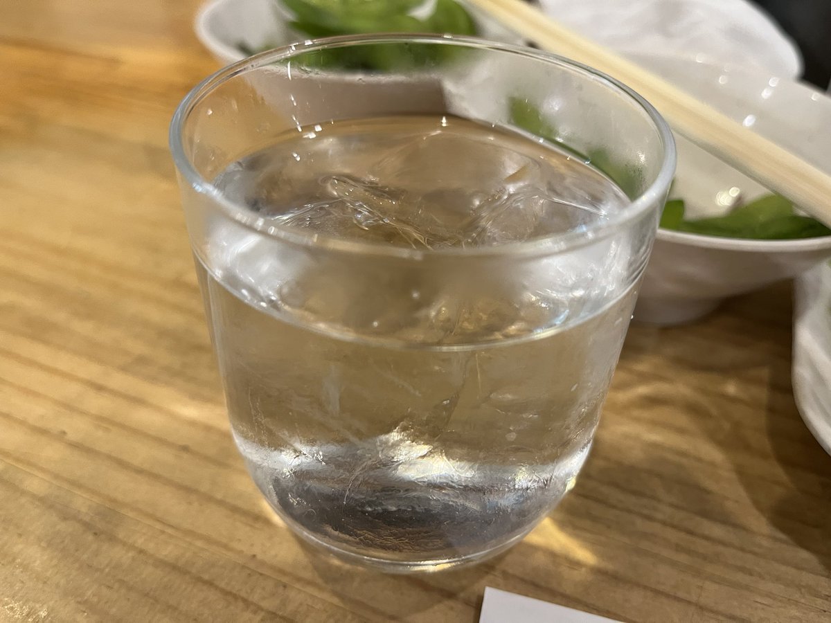 yukinmk's tweet photo. お冷じゃなくて焼酎(黒霧島)のロックです。このタップリ感。たまりません。2杯目！

カウンターで一人呑みしてるんだけど後方にグラブーさんが大勢祝杯あげててとても賑やか😊 https://t.co/rw9dl8o20p