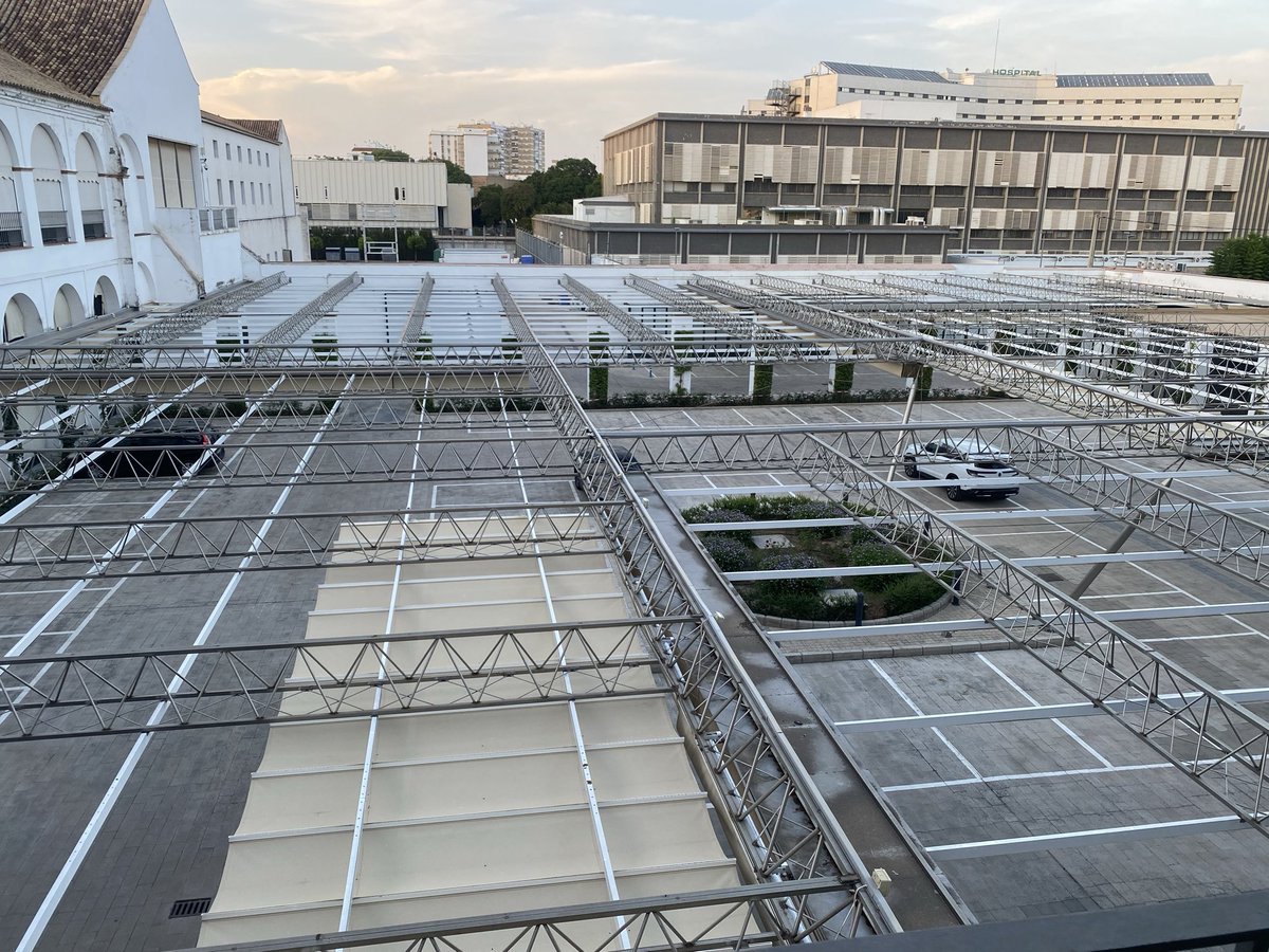 jeswonehouse's tweet photo. Ayer estuvimos en el @ParlamentoAnd. Me llamó la atención que tienen montada una instalación de asfalto, metal y toldos como aparcamiento, en vez de sustrato permeable y árboles para sombra fresca. Más calor para #Sevilla https://t.co/NieenKUdIw