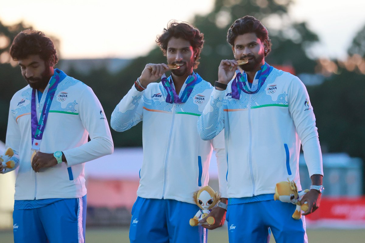 BCCI's tweet photo. 📸 Frames that become 𝙞𝙣𝙨𝙩𝙖𝙣𝙩𝙡𝙮 𝙞𝙘𝙤𝙣𝙞𝙘 🤩

#TeamIndia celebrate with the prestigious #AsianGames Gold Medal 👏 https://t.co/dKGxw2xJIq