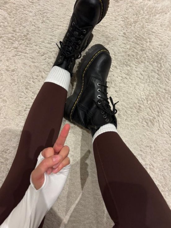 sa_phiragod's tweet photo. Team Schuhe oder Team Socken? 💋 https://t.co/r5JjjaVs5U