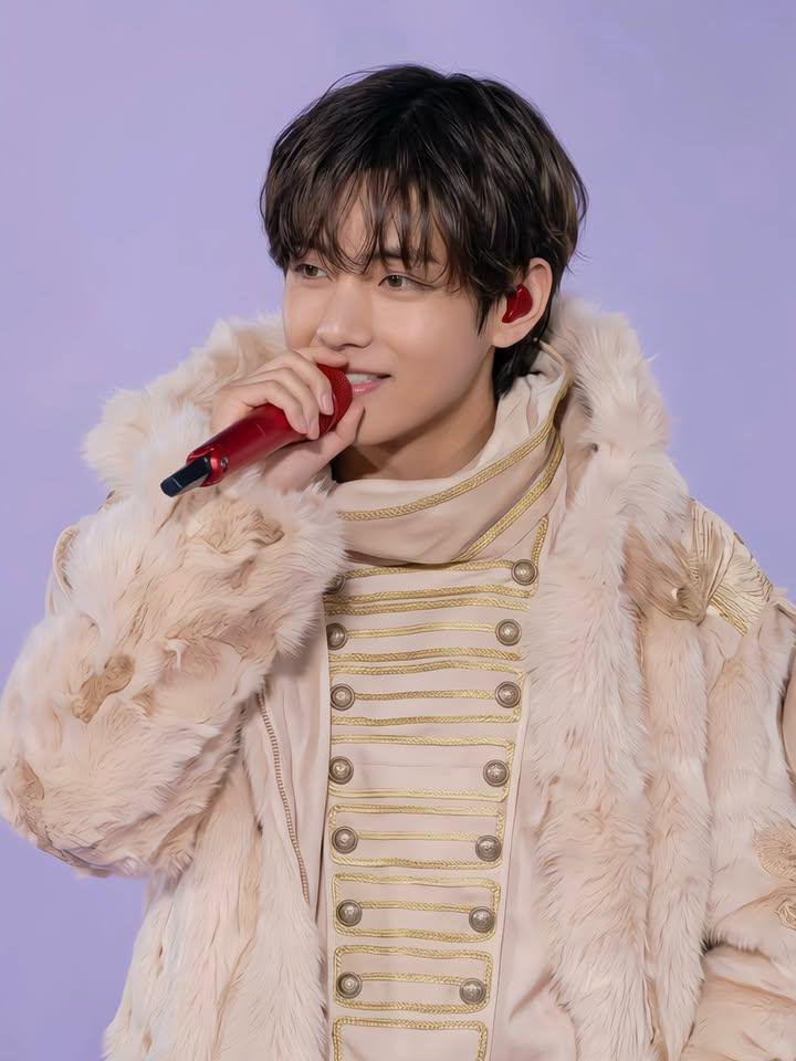 BTS___KTHV_95's tweet photo. His smile https://t.co/HAERFraW20