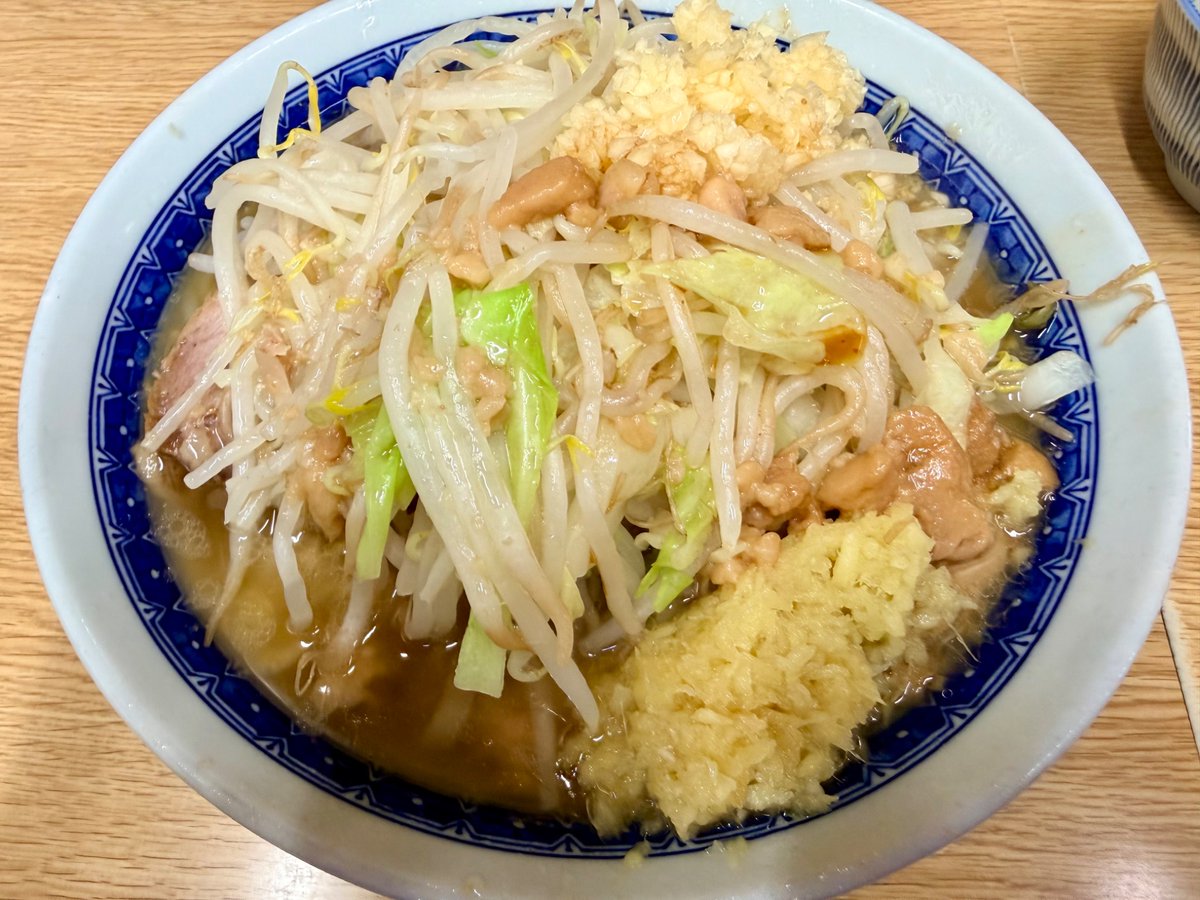 SAK_SAK_SAKUMA's tweet photo. ラーメン二郎栃木街道店に行ってきた!

ここもまた美味すぎた!!
ここまでの王道二郎パンチ久々に喰らいました!!!
生姜トッピングも爽やかだし、らっきょうがあるとさっぱりして無限に食べれる!
スープは微乳化！
コールは、ヤサイ少なめ+ニンニク+アブラ

親友が頼んだTARO+カツオくんが別物すぎて美味かった!