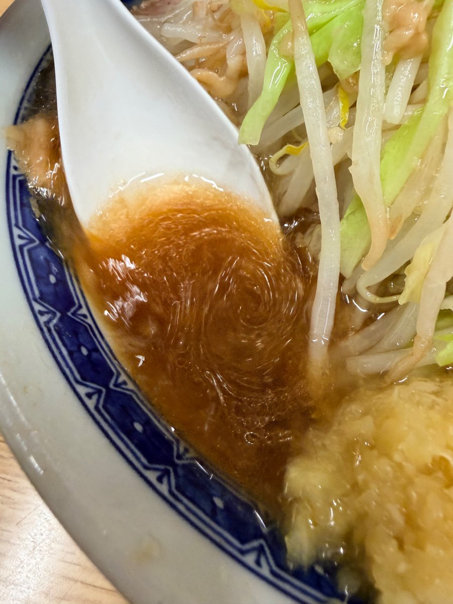 SAK_SAK_SAKUMA's tweet photo. ラーメン二郎栃木街道店に行ってきた!

ここもまた美味すぎた!!
ここまでの王道二郎パンチ久々に喰らいました!!!
生姜トッピングも爽やかだし、らっきょうがあるとさっぱりして無限に食べれる!
スープは微乳化！
コールは、ヤサイ少なめ+ニンニク+アブラ

親友が頼んだTARO+カツオくんが別物すぎて美味かった!