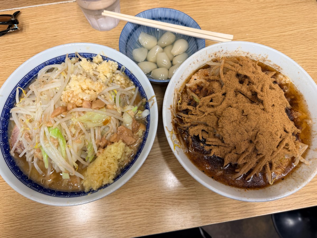 SAK_SAK_SAKUMA's tweet photo. ラーメン二郎栃木街道店に行ってきた!

ここもまた美味すぎた!!
ここまでの王道二郎パンチ久々に喰らいました!!!
生姜トッピングも爽やかだし、らっきょうがあるとさっぱりして無限に食べれる!
スープは微乳化！
コールは、ヤサイ少なめ+ニンニク+アブラ

親友が頼んだTARO+カツオくんが別物すぎて美味かった!