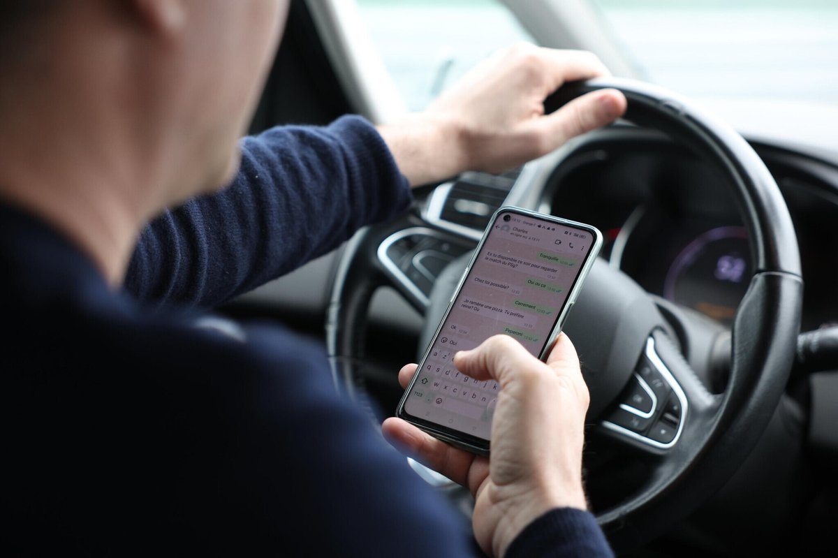 le_Parisien's tweet photo. Vous êtes arrêté avec le téléphone au volant ? Votre permis pourra désormais être suspendu sur ce seul fondement.

C'était jusque là une expérimentation dans certains départements, la mesure va être généralisée à l'échelle de la France ➡️ https://t.co/3QArlUH5v7 https://t.co/4M2FXaABeb