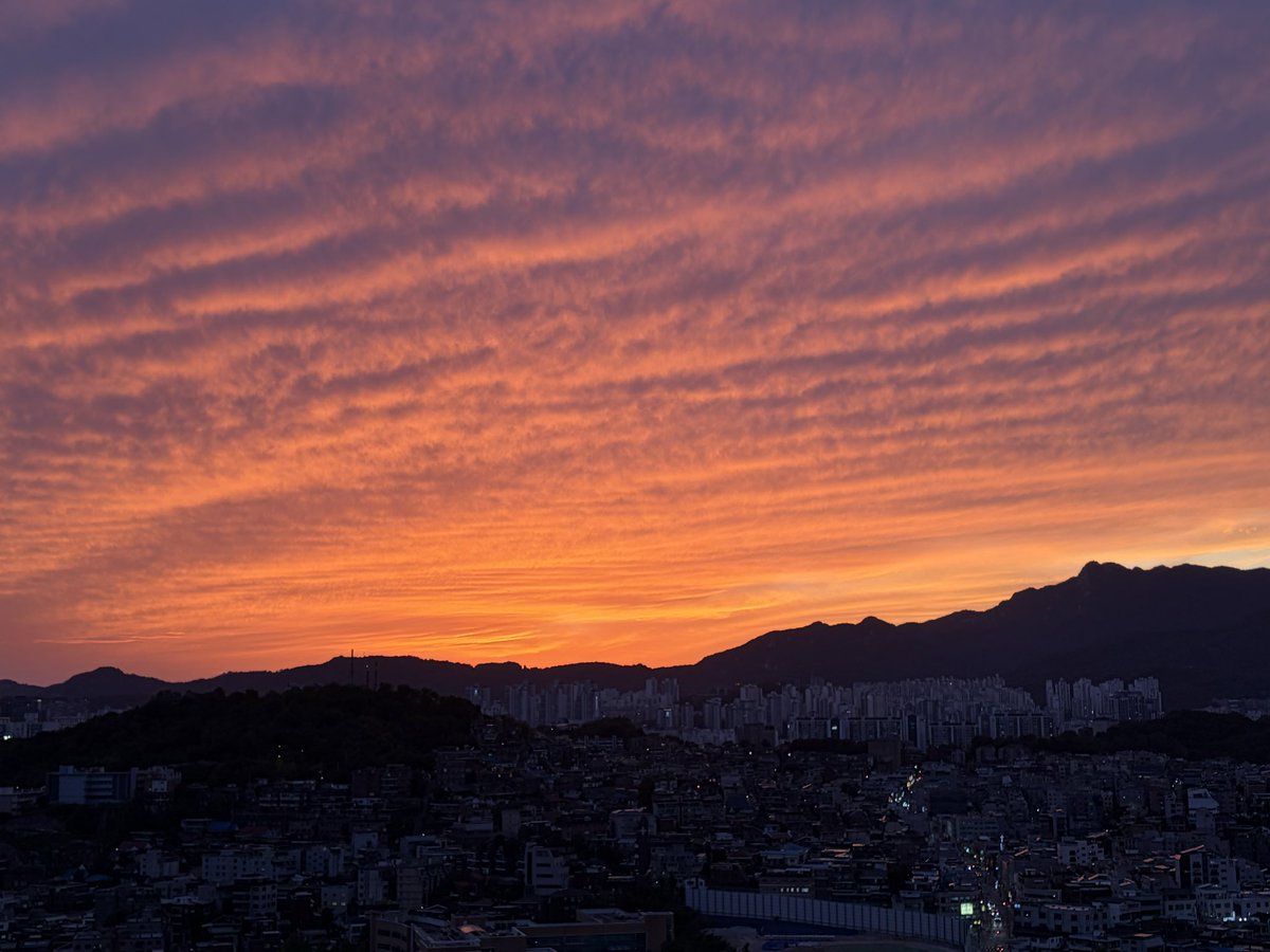 CarpediemGolf's tweet photo. ソウルの夕焼け #서울 #북한산 https://t.co/Vxl5leeBN8