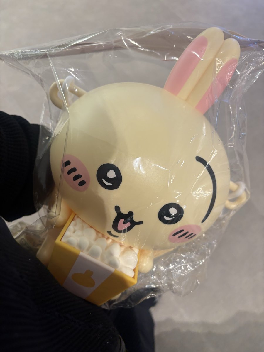 t4kethis's tweet photo. 후기: 바보우사기삿오요

영화다보고 나왔는대 생각나서 다시갓음
아까본직원분 안걔셔서 다른직원분한테여쭤봣는대 정말괜찮으시겠어요?? 이러고 꺼내오심 

직원두분이붙어서 정말괞찬으신가요???눈썹이.. https://t.co/uv7scXsazO