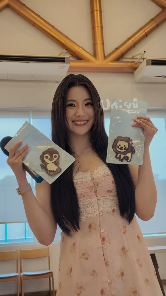 tiffanUnicorn's tweet photo. ช็อคโกแลตน่ารัก แต่พี่จินนี่น่ารักกว่าเดิมอีก😍

#MSMLXGinnyTripD1
#ginnynatnicha https://t.co/0BDxaMvn9C