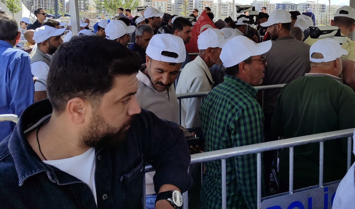 milhamigunbegi's tweet photo. Coşkulu ve yoğun bir katılımla Cumhurbaşkanımızı bekliyoruz.

Cumhurbaşkanımız Sayın Recep Tayyip Erdoğan'ın teşrifleriyle açılışı yapılacak olan Şehir Hastanemize hemşehrilerimiz yoğun ve coşkulu katılarak Cumhurbaşkanımızı bekliyoruz.

#ŞanlıurfaŞehirHastanesi https://t.co/HvRp0os4Km