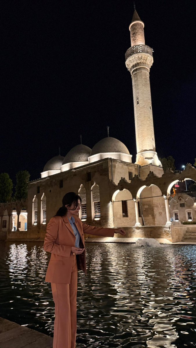 AyanNilhan's tweet photo. 📍 Şanlıurfa, Balıklıgöl

Peygamberler Şehri’ndeyiz. ✨
Âdet yerini bulsun dedik, balıklara yem atmayı da unutmadık. :) https://t.co/U0ievNeSA4