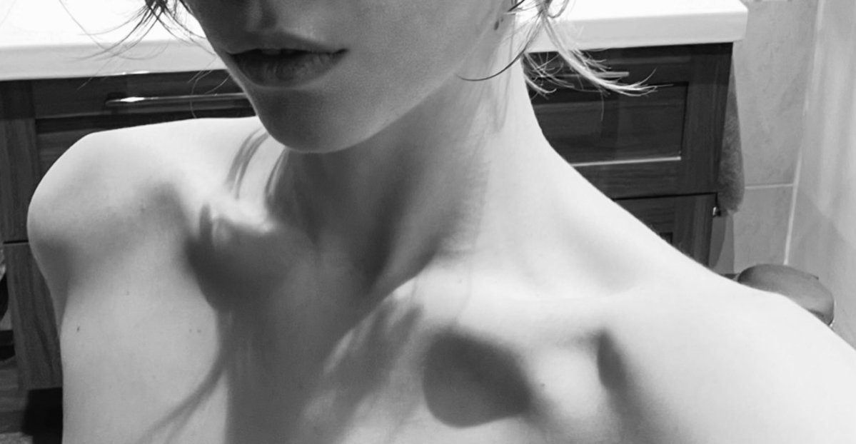 tgiyh03's tweet photo. i love my collarbones so muchhhhh its like the only thing i like about myself physically✨ #edrtwt #edtwtㅤ https://t.co/bfuDPLpRFs