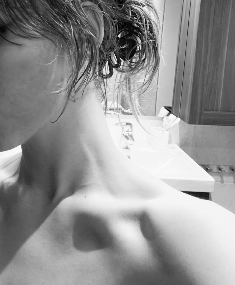 tgiyh03's tweet photo. i love my collarbones so muchhhhh its like the only thing i like about myself physically✨ #edrtwt #edtwtㅤ https://t.co/bfuDPLpRFs