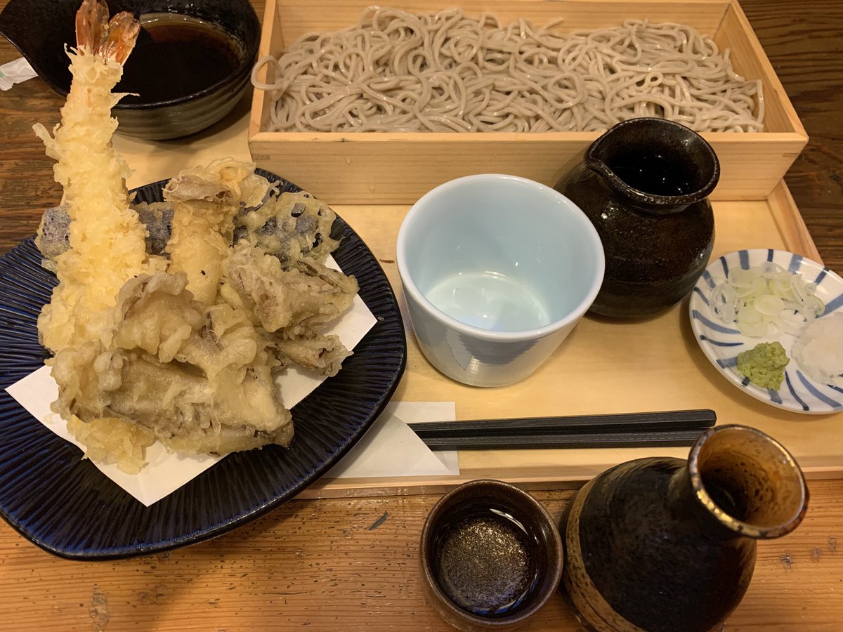 zenraknight's tweet photo. 件のお蕎麦屋で夕食としてカレーライスを食おうと、カレーのシャツを着て駅まで歩いて行ったんだが、目当ての店は16:00閉店の基本昼飯客だけの店であるコトを初めて知った。
別の蕎麦屋に行ったがそこはカレーものやってなかったんで、キノコもの天ぷらで酒を一合のんでもりそばで〆た。 https://t.co/1aasuiNuUo