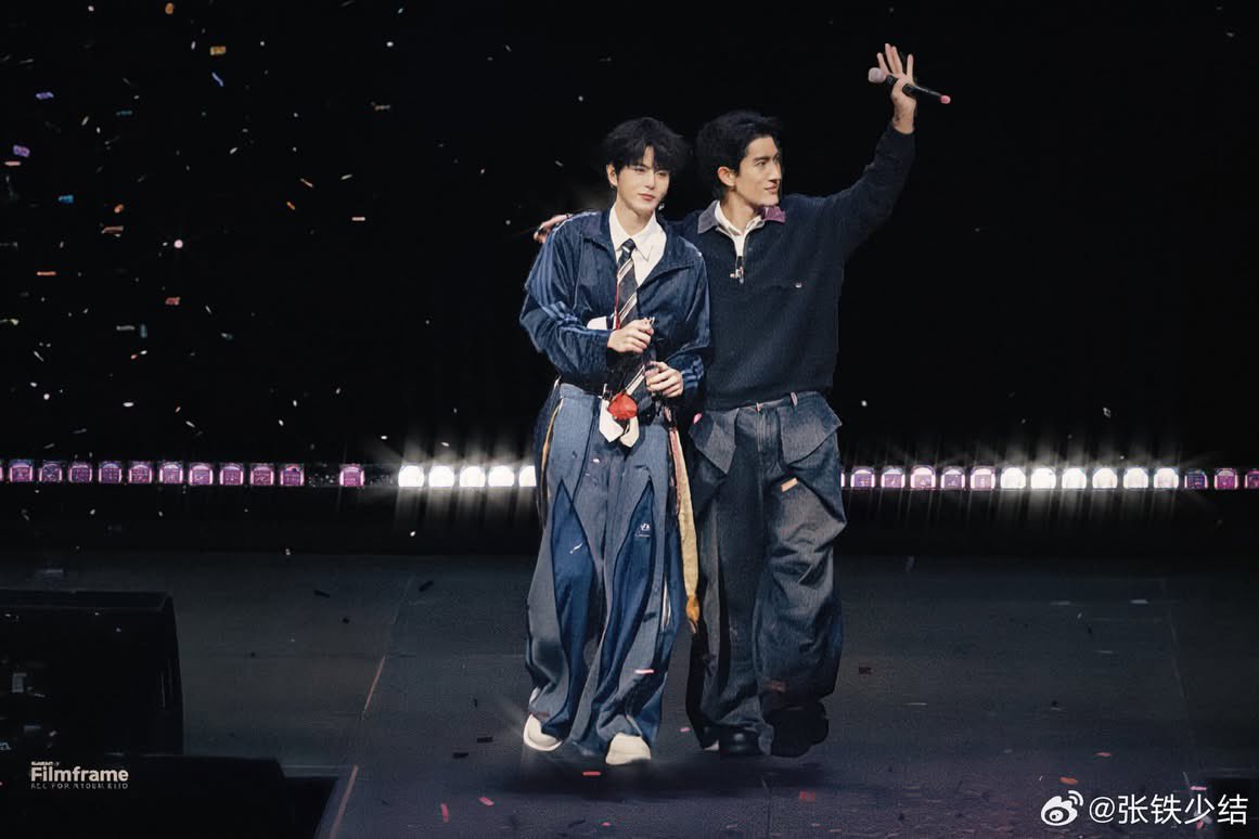 hannawithanh_'s tweet photo. i owe my life to whoever styled them today because look at this masterpiece. elio in croptop??????? i am forever in debt to that person. she/he/they could have my first born child

Calling Aylio with love 
#AylioXHK2026 https://t.co/WOJmWtUGuA