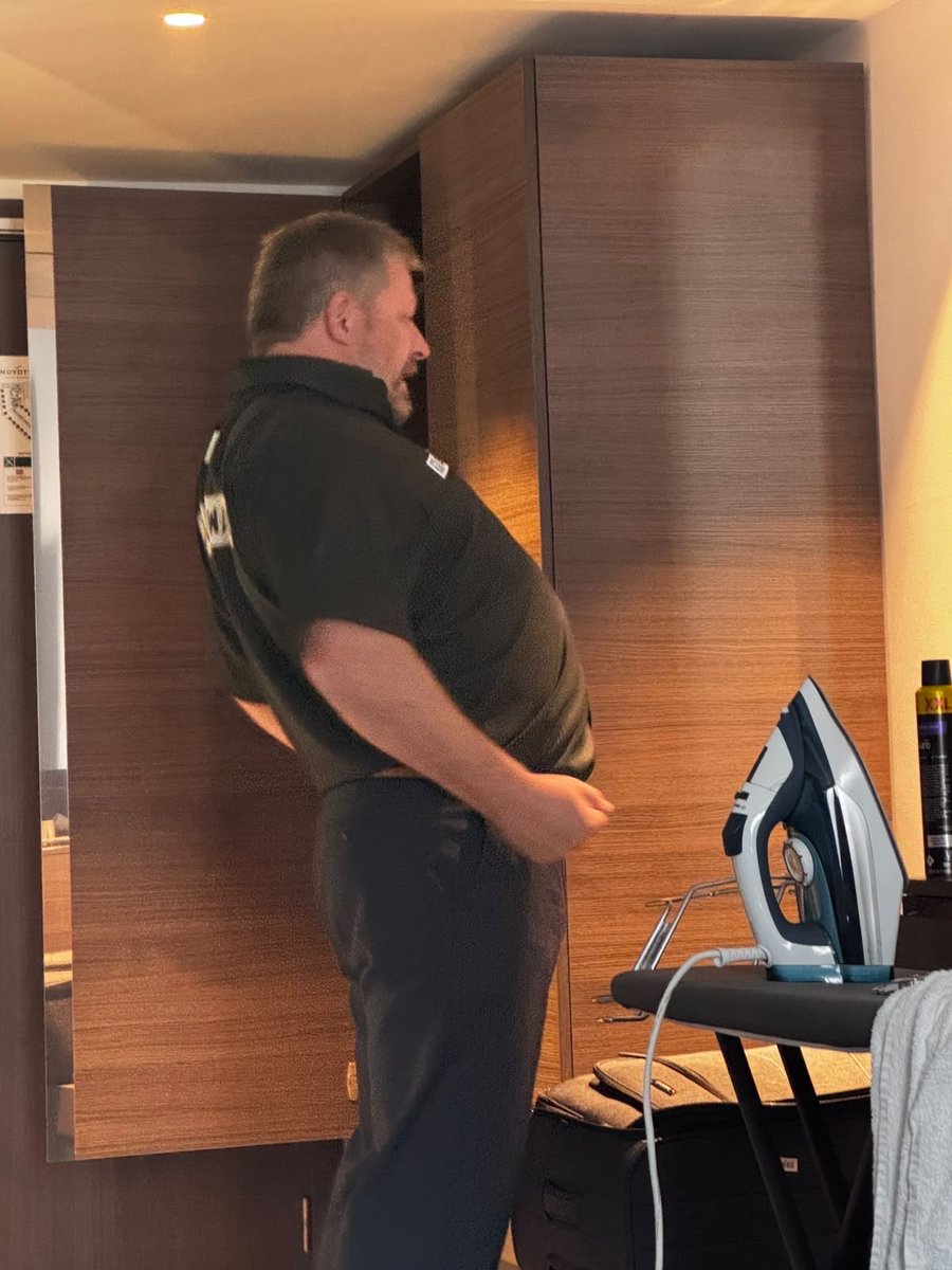 JamesWade180's tweet photo. @NandosUK four days running… belt’s getting a bit tight 😂⚙️. 
I’ll be on @SkySports at 9.30pm for the #worldgrandprix semi-final 🎯

#darts #pdc #JamesWade #feedthemachine https://t.co/2jII6E3CwW