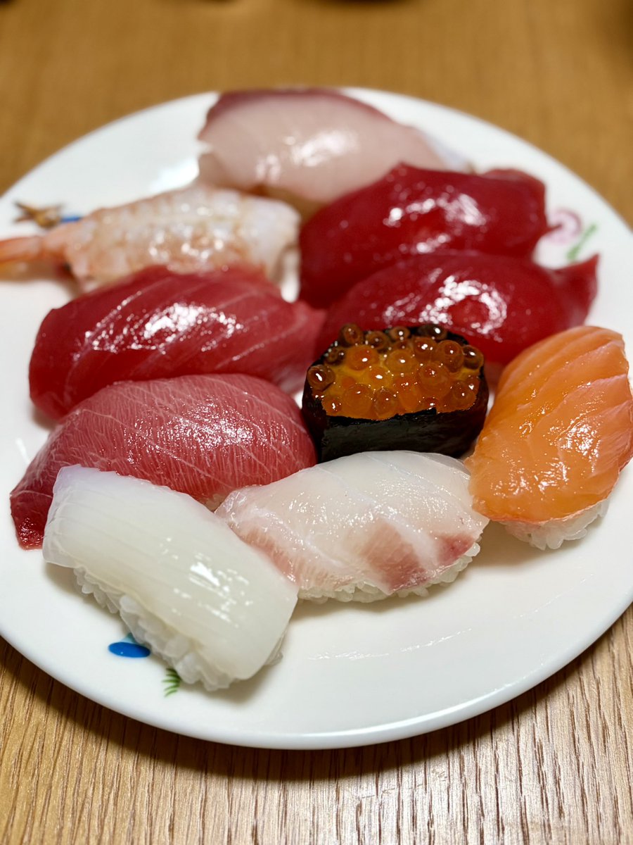 sawami_saba's tweet photo. 本日はテラデマルシェお越し頂きありがとうございました。また気にかけ頂きありがとうございました。久しぶりのお天気でとても良かったです☺️(多分、襟足焼けてます🏝️)写真は近所のスーパーで買ったちょっとお高いお寿司。家でお疲れ様会です。次回は10/31(土)卍デマーケットでお会いしましょう！ https://t.co/aQzAFt2gKq
