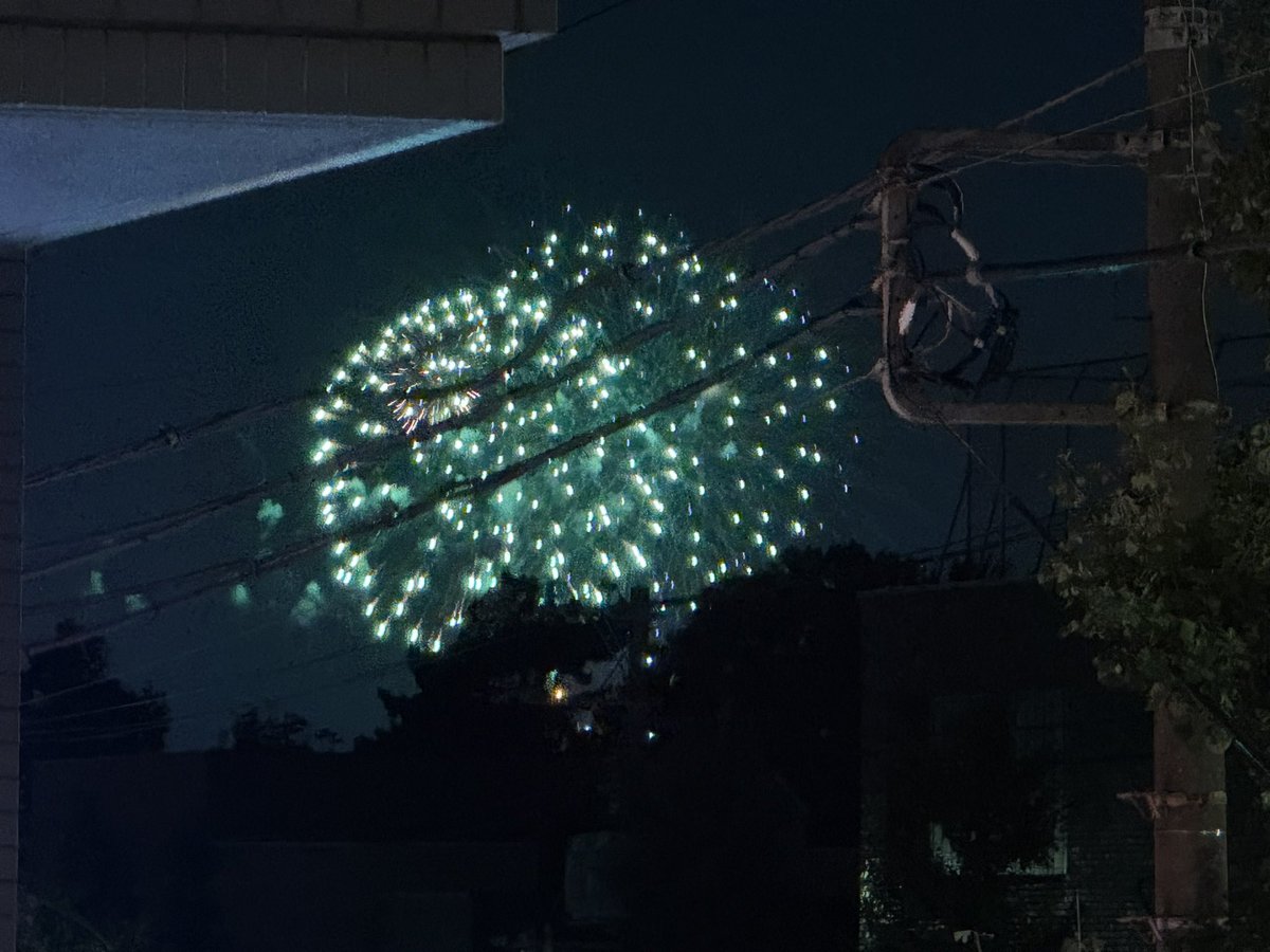 ishimasa0024's tweet photo. 家から多摩川花火観賞中🎆️YouTubeも配信してるし今年はこれで良しとしよう😊 https://t.co/99cJd9ibEe