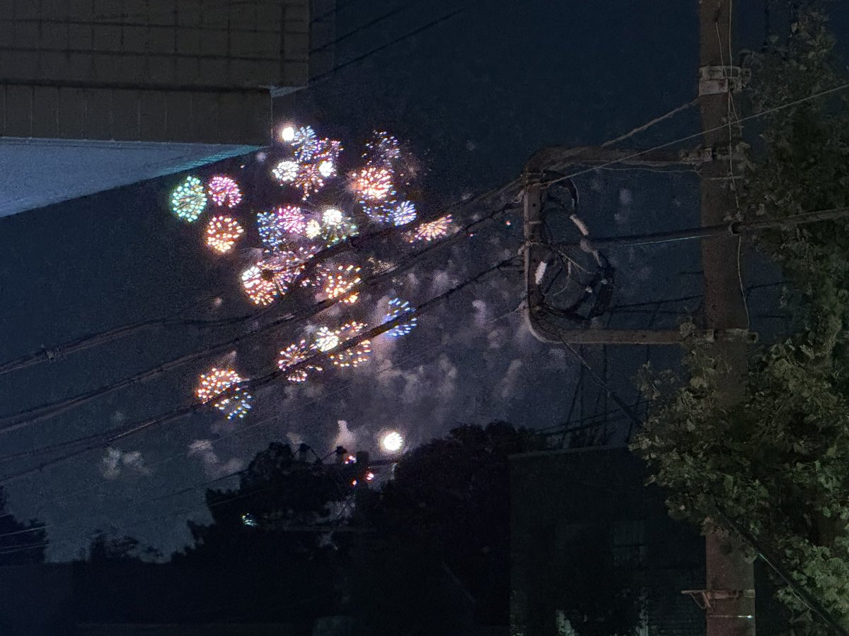 ishimasa0024's tweet photo. 家から多摩川花火観賞中🎆️YouTubeも配信してるし今年はこれで良しとしよう😊 https://t.co/99cJd9ibEe