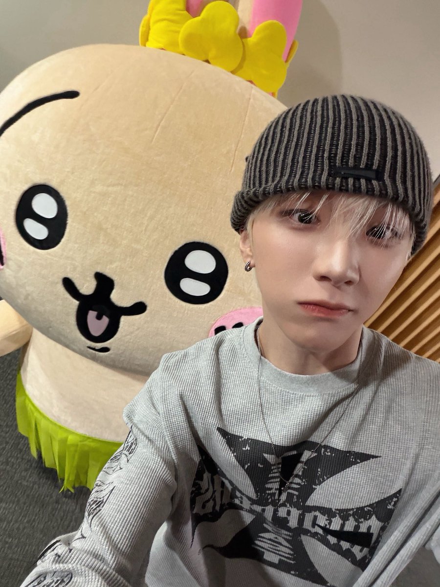 frombnd's tweet photo. 261003 🧸💬

"hey do you think i'd give you selca if you ask for it every time i come?"
"this is the last one" https://t.co/8LT3SyfLlg