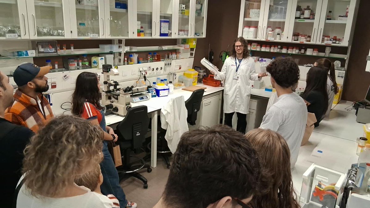 vallhebron's tweet photo. 👨👩👧👦 Avui celebrem el primer Family Open Day del @VHIR_
🔬 Una jornada per obrir les portes de la recerca a les famílies dels i les professionals i mostrar de prop què fem i com treballem cada dia.
#FEDERCat #FECYT #DivulgaCiènciaVH https://t.co/EdGxLWNEhd