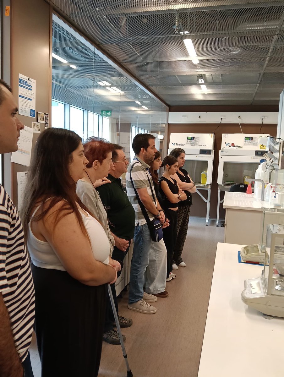vallhebron's tweet photo. 👨👩👧👦 Avui celebrem el primer Family Open Day del @VHIR_
🔬 Una jornada per obrir les portes de la recerca a les famílies dels i les professionals i mostrar de prop què fem i com treballem cada dia.
#FEDERCat #FECYT #DivulgaCiènciaVH https://t.co/EdGxLWNEhd
