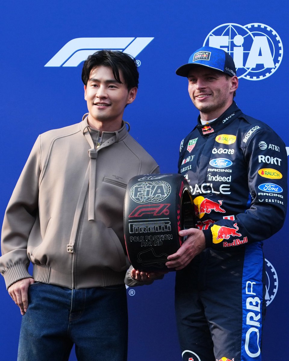 VerstappenCOM's tweet photo. 🛞 Getting that Pole Position award 🙌

#BahrainGP https://t.co/Apuwt7i8YL