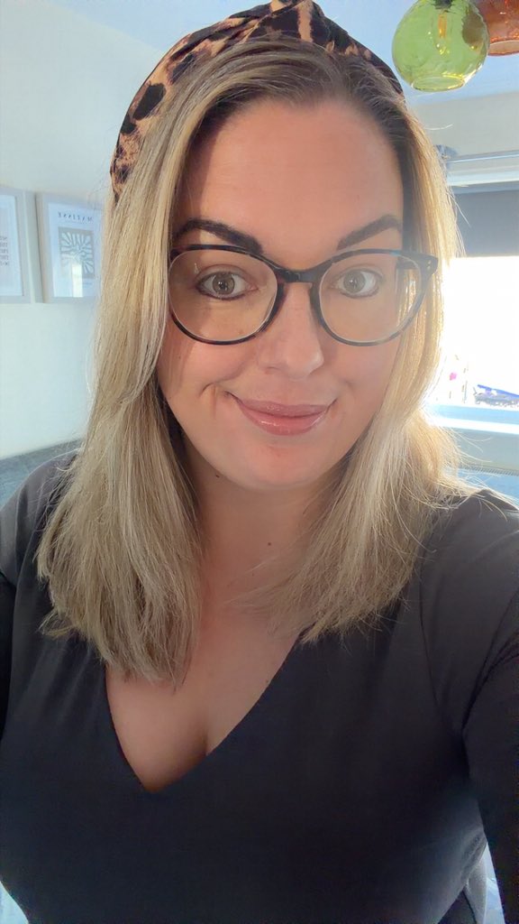 xxsnzz's tweet photo. My new glasses don’t allow me to hide these eye bags as easily as I’d like https://t.co/ZEshNDXgAz