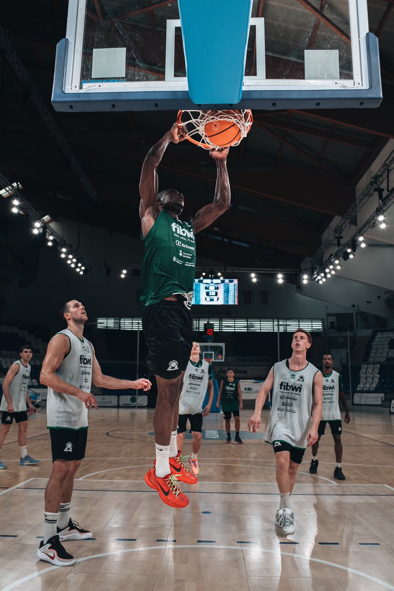 BahiaSanAgustin's tweet photo. Estam més que preparats per demà. 🔥

Ens veim a Son Moix, afició! 🖤🏀 https://t.co/p2kD5tjUbw