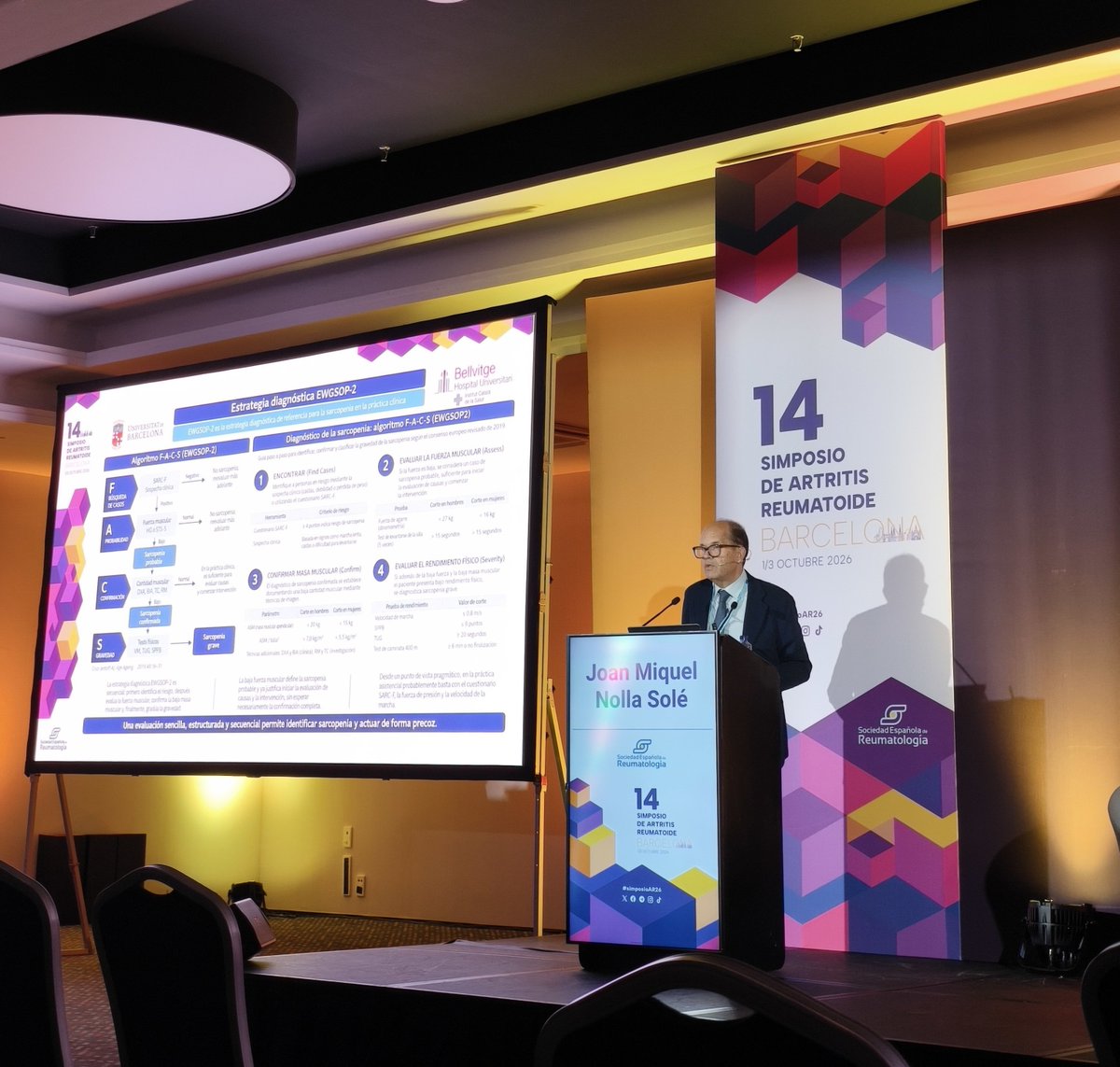 reuma_hub's tweet photo. El Dr. Nolla ha participado en la mesa de comorbilidades del #SimposioAR26 con una presentación sobre sarcopenia y malnutrición en pacientes con Artritis reumatoide.
Fatiga, sarcopenia e inflamación cerebral, temas clave para una visión integral 🦴🏋🏻♀️
@SEReumatologia https://t.co/FDXgDde4hW