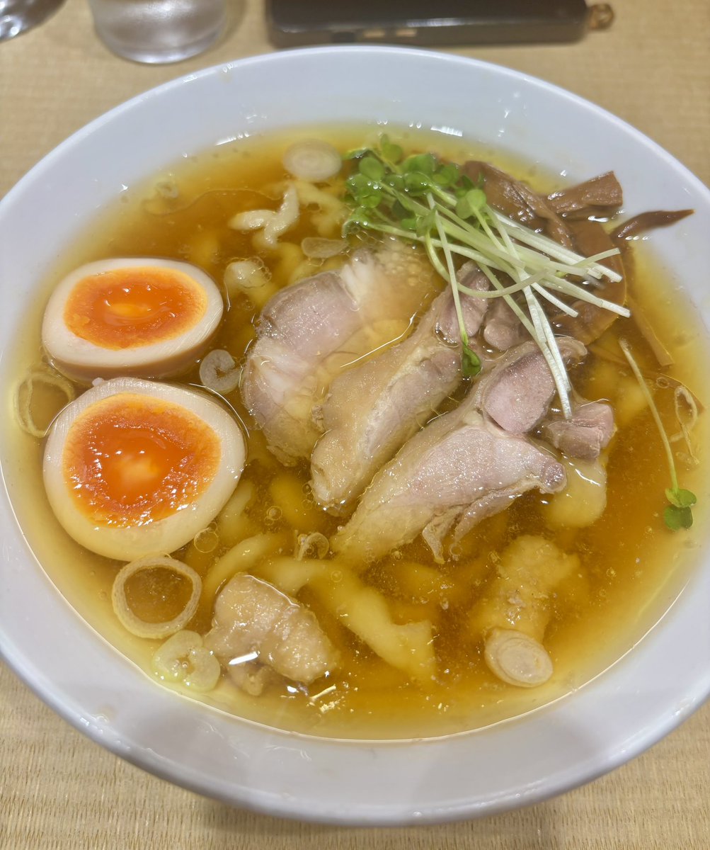 enna1010's tweet photo. 白湯じゃない鶏のスープが飲みたくなって、久しぶりに綾川に🍜

この弾力がすごい手打ち麺のことをはすっかり忘れていてびっくりしたけど、毎日飲みたいくらい美味しい😋 https://t.co/Uab53ocuyP