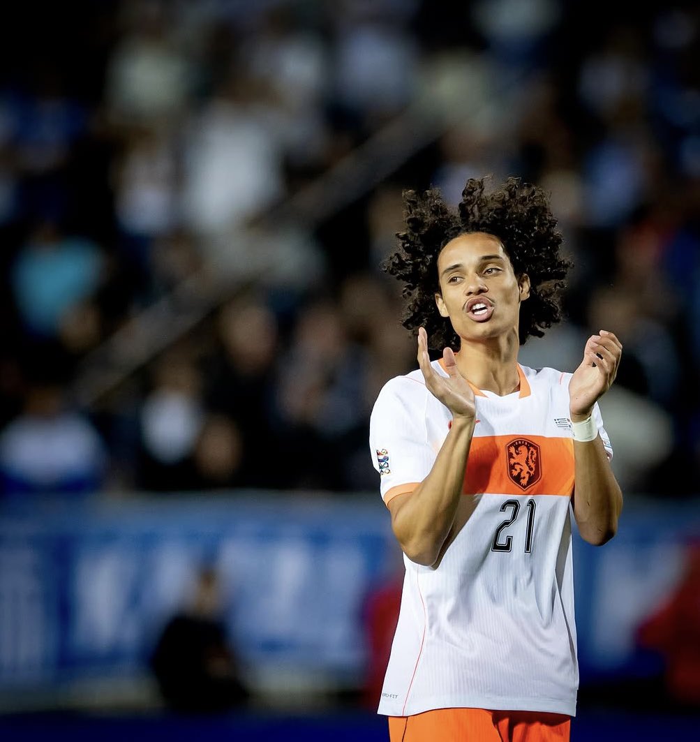 voshans's tweet photo. Dankbaar… 

(Foto Koen van Weel) 

#NationsLeague #Oranje #GRENED 
#GjivaiZechiël #Zechiël #Feyenoord 
#voetbal #football #soccer #GRINED 
#fotografie #photography #sport https://t.co/FqxkoUkaX0