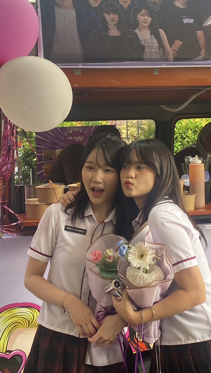 theyycallmebass's tweet photo. Tft girls @L_MarshaJKT48 @AdelRevaaa 

Maav yh kalo terlalu ricuh. Gini dah kalo fanbase u berdua digabung 😭 https://t.co/1O99Z6bIG3