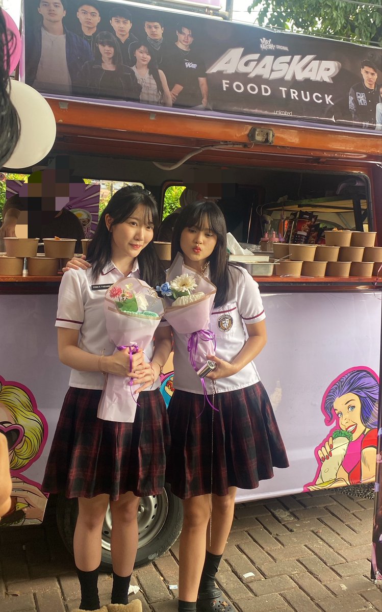 theyycallmebass's tweet photo. Tft girls @L_MarshaJKT48 @AdelRevaaa 

Maav yh kalo terlalu ricuh. Gini dah kalo fanbase u berdua digabung 😭 https://t.co/1O99Z6bIG3