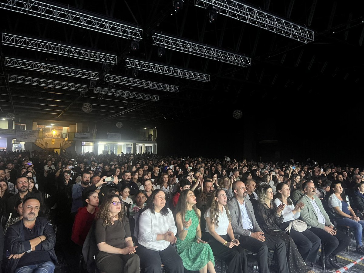 EgitimSenVan's tweet photo. Dünya Öğretmenler Günü münasebetiyle düzenlediğimiz  Kardeş Türküler Konseri, Eğitim Sen Genel Sekreteri Zülküf Güneş, Eğitim Sen Genel Hukuk ve TİS Sekreteri Özlem Tolu ve Eğitim Sen üyesi binlerce emekçinin katılımıyla büyük bir coşkuyla gerçekleşti.

Bu güzel gecenin gerçekleşmesinde emeği olan, katkı sunan ve dayanışmamızı büyüten tüm arkadaşlarımıza; bizlerle birlikte bu coşkuya ortak olan tüm eğitim emekçilerine ve değerli konuklarımıza teşekkür ediyoruz.

Başta Eğitim Sen üyesi tüm öğretmenlerimiz olmak üzere, geleceği birlikte kuran, emeği ve dayanışmayı büyüten tüm öğretmenlerin Dünya Öğretmenler Günü’nü kutluyoruz.

Nice güzel günlerde, güzel etkinliklerde, aynı coşku ve dayanışmayla yeniden buluşmak dileğiyle…

Yaşasın Eğitim Sen
Yaşasın Örgütlü Mücadelemiz
